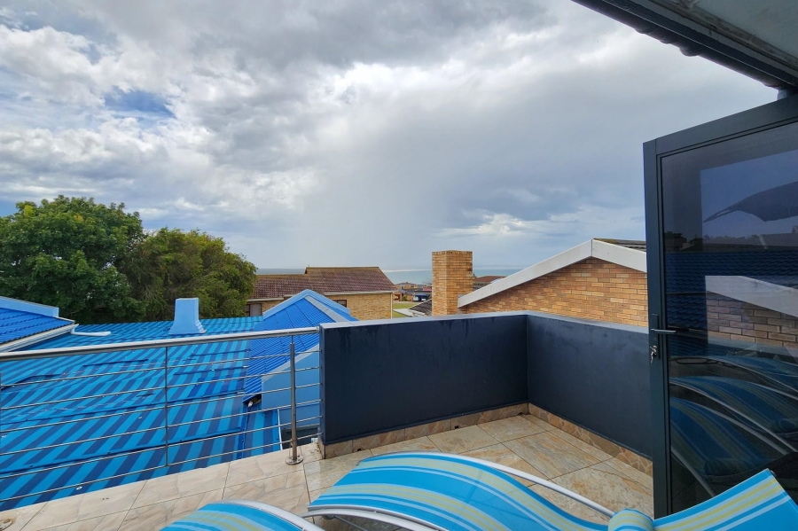 8 Bedroom Property for Sale in Wavecrest Eastern Cape